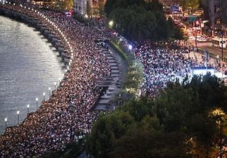 國慶假期過半，旅游、影視、消費一片紅火